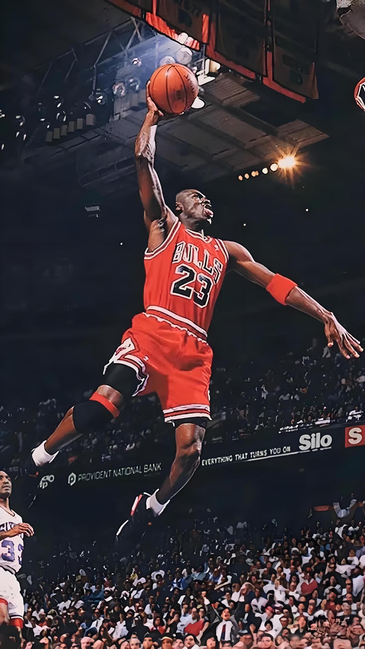 心目中的NBA历史第一人——
迈克尔.乔丹
尽管勒布朗·詹姆斯在总数据、全能性上