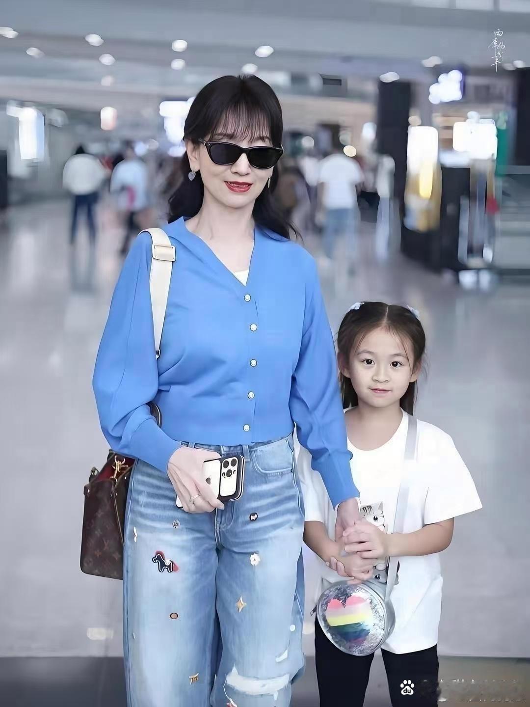 赵雅芝和孙女同框，祖孙俩脸型高度相似，连笑容都如出一辙，优雅气质一脉相承，小姑娘