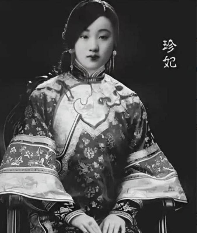 1894年，几个太监不顾珍妃的挣扎，将她放到刑凳上，其中两名太监上来就将珍妃的衣