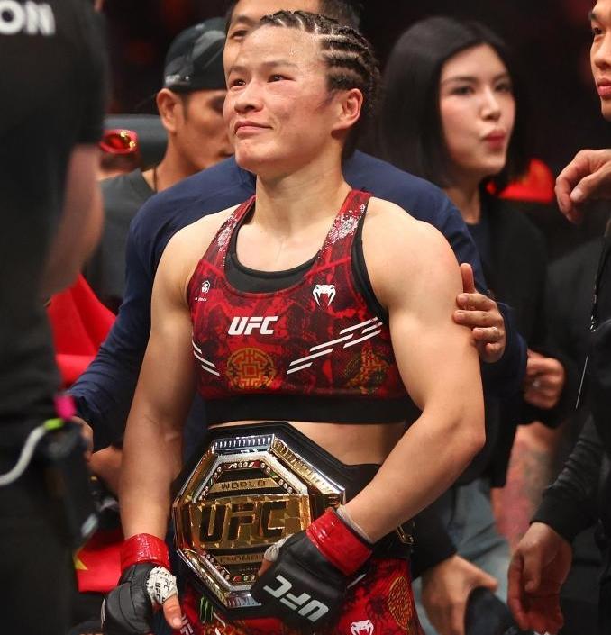 子弹舍甫琴科退位，娜塔莉亚席尔瓦打败王聪，成为新的蝇量级霸主！张伟丽瞬间又陷入了
