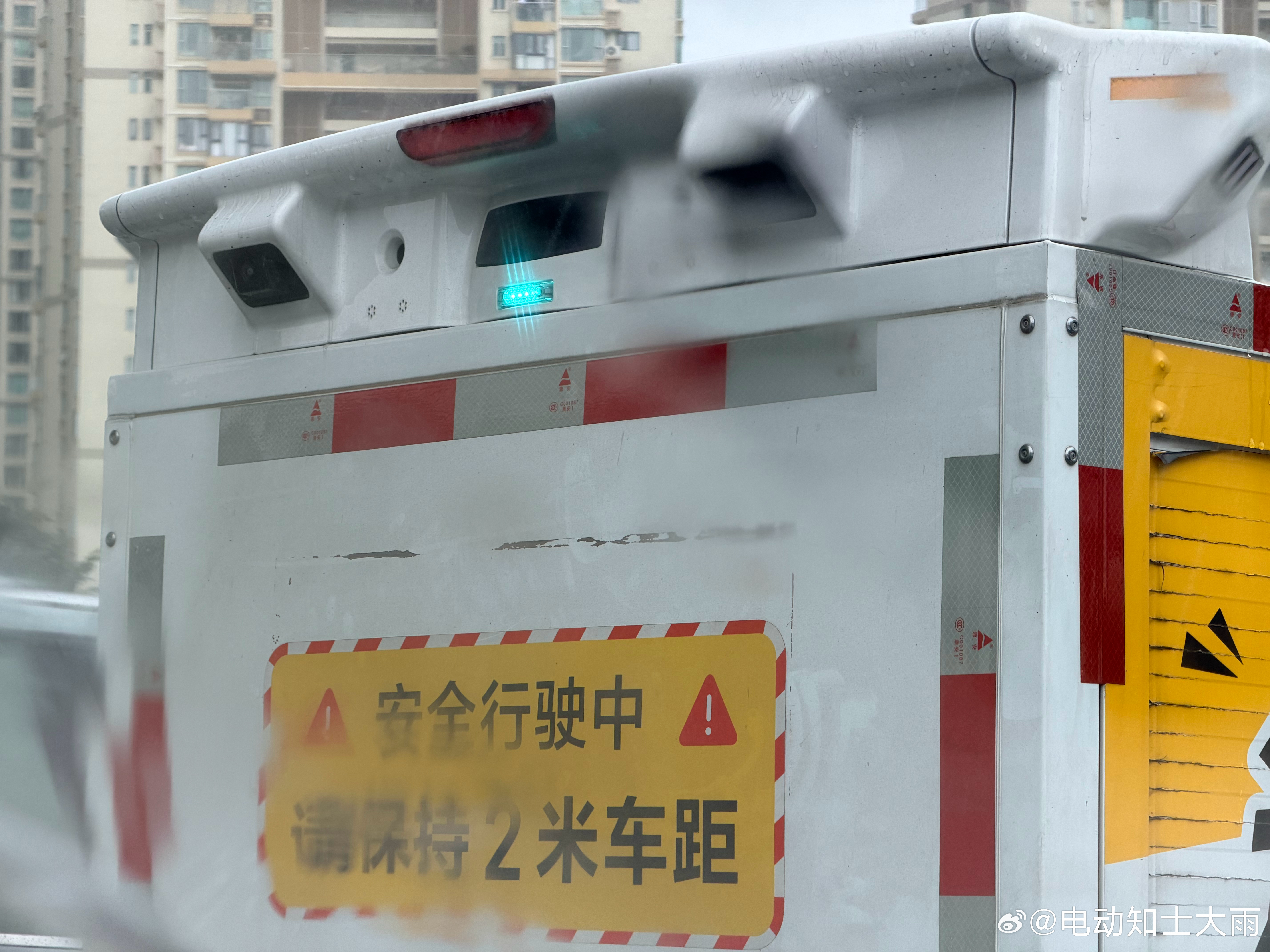 其实自动驾驶已不知不觉融入我们的生活里了。（图1-2）美团的五金建材，无人驾驶送