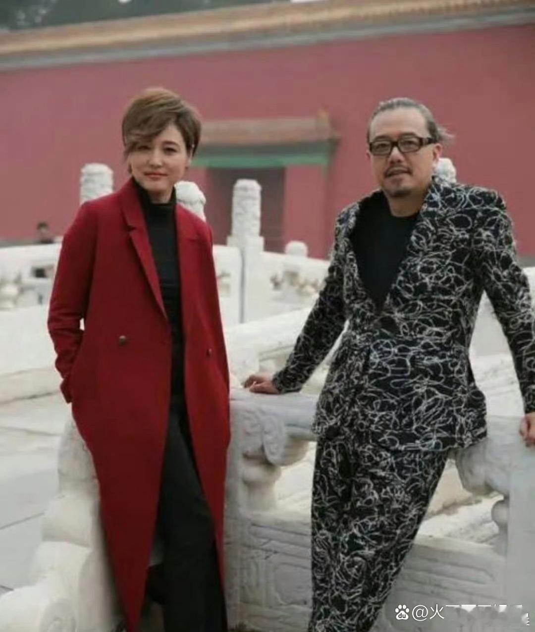 张延与老公同框满是恩爱氛围感，美人从容接受时光洗礼，优雅自然老去，这样的状态格外