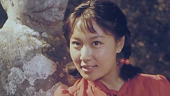 敖登高娃在电影《两对半》（1986年）中饰演吴秋梅

敖登高娃在电影中饰演敢反抗