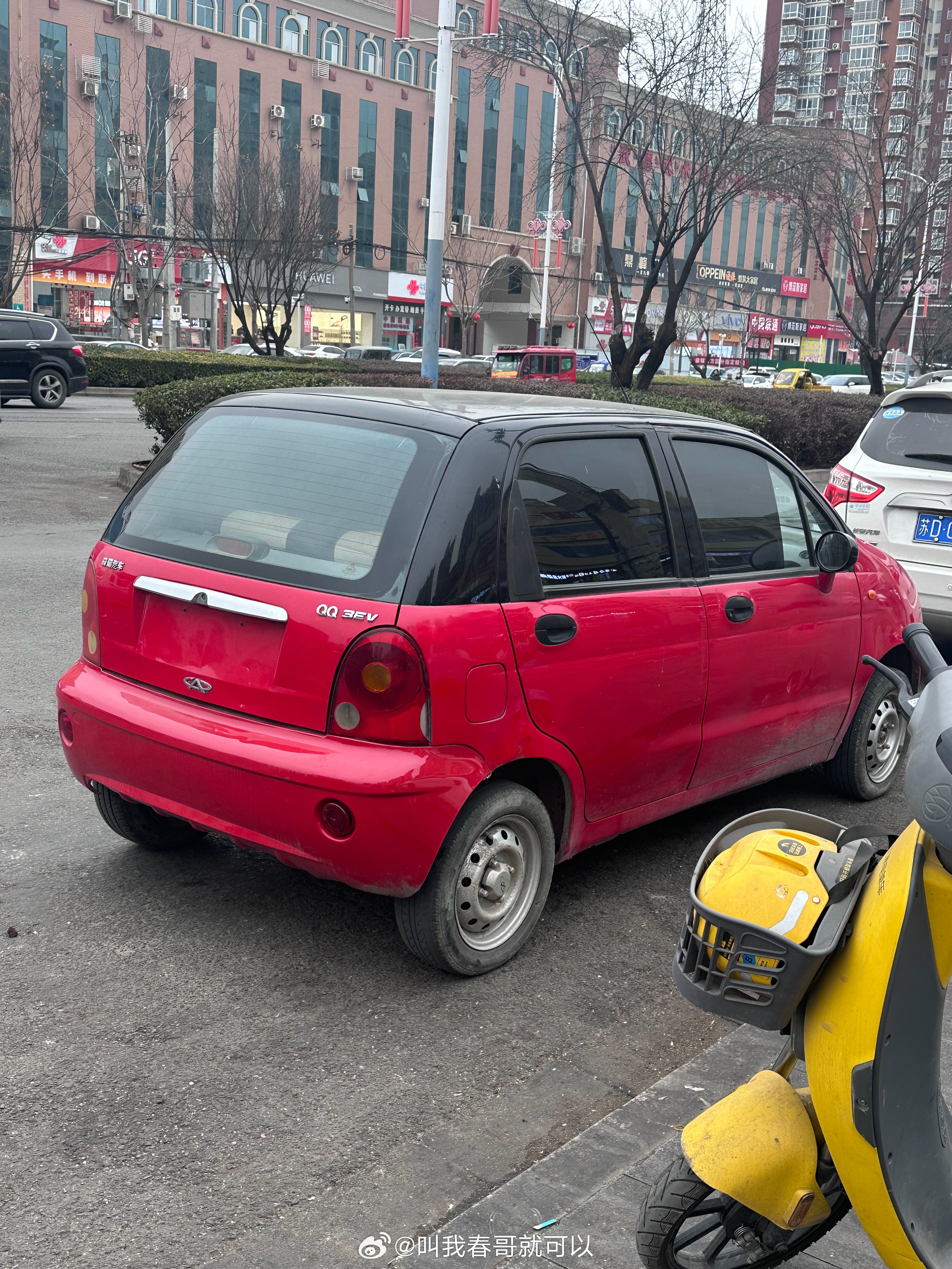 在北上广深这些一线城市最起码十来年很少见这小车了，但春节回家在小县城里还有很多奇
