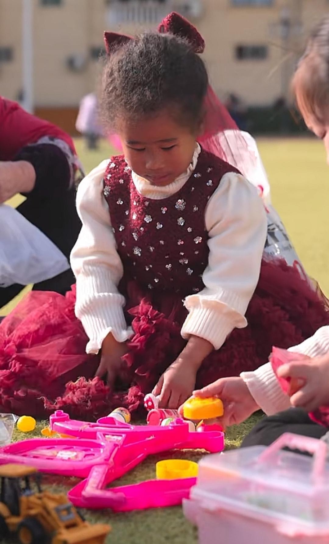 同父同母，菲儿的命就是比豆豆好，她可以在富足，有爱，快乐的环境中成长。豆豆小时候