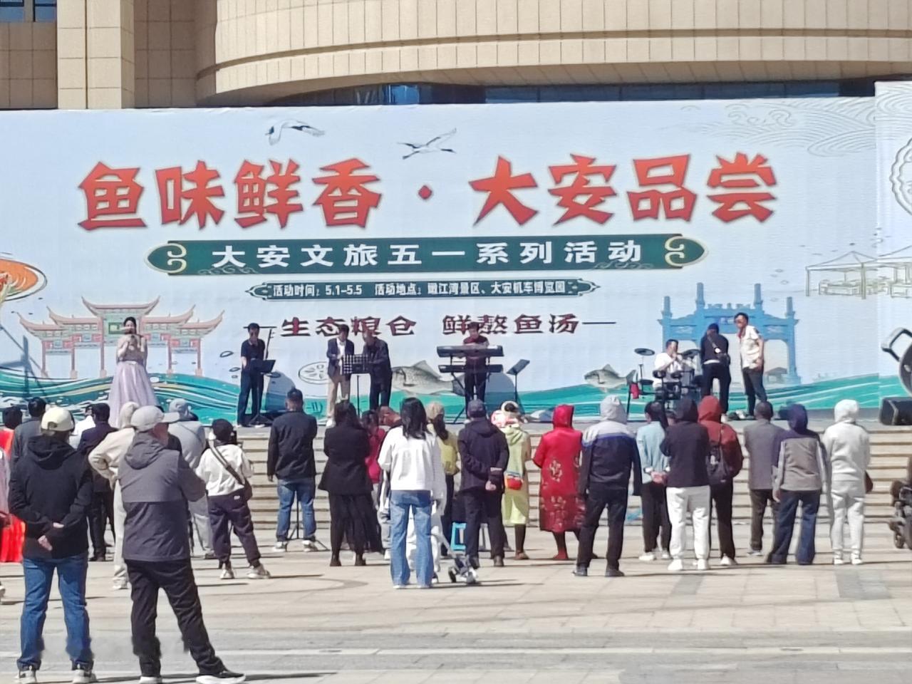 这个旅游景点很热闹。