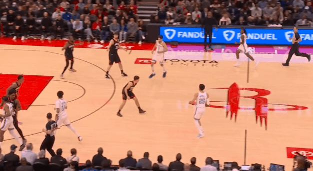 阿杰伊-米切尔观察：持球操刀+弱侧接应，高效17+5+3助队取胜图1虚晃后立即使