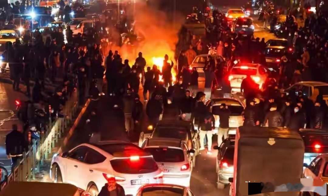 窝里横、外面怂？
看看现在的伊朗，对外面对美以打击，只能喊几句口号，甚至不敢真正