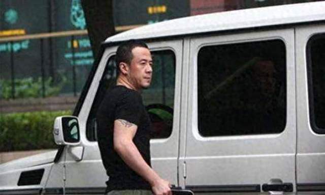 53岁杨坤，开300万摩根、住“KTV风”别墅捐光31.5万赔偿款他图啥