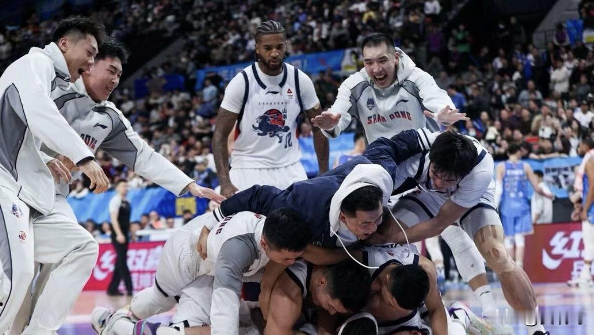 山东男篮赢球，客场拿下北京首钢，赛后更衣室一片欢呼，他们每个人拥抱在一起庆祝，老