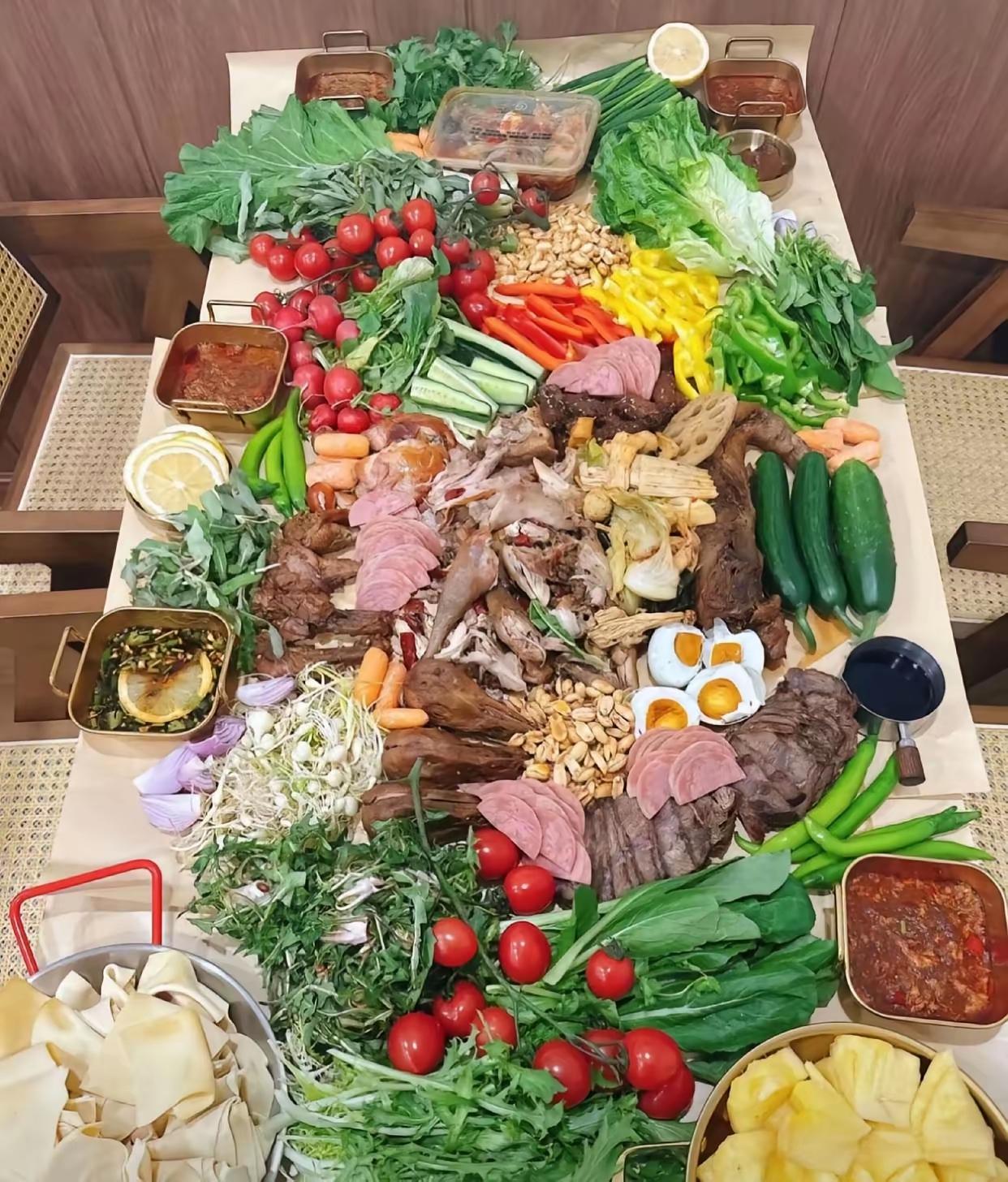 这一桌子菜，你们觉得配什么酒比较合适？[what]