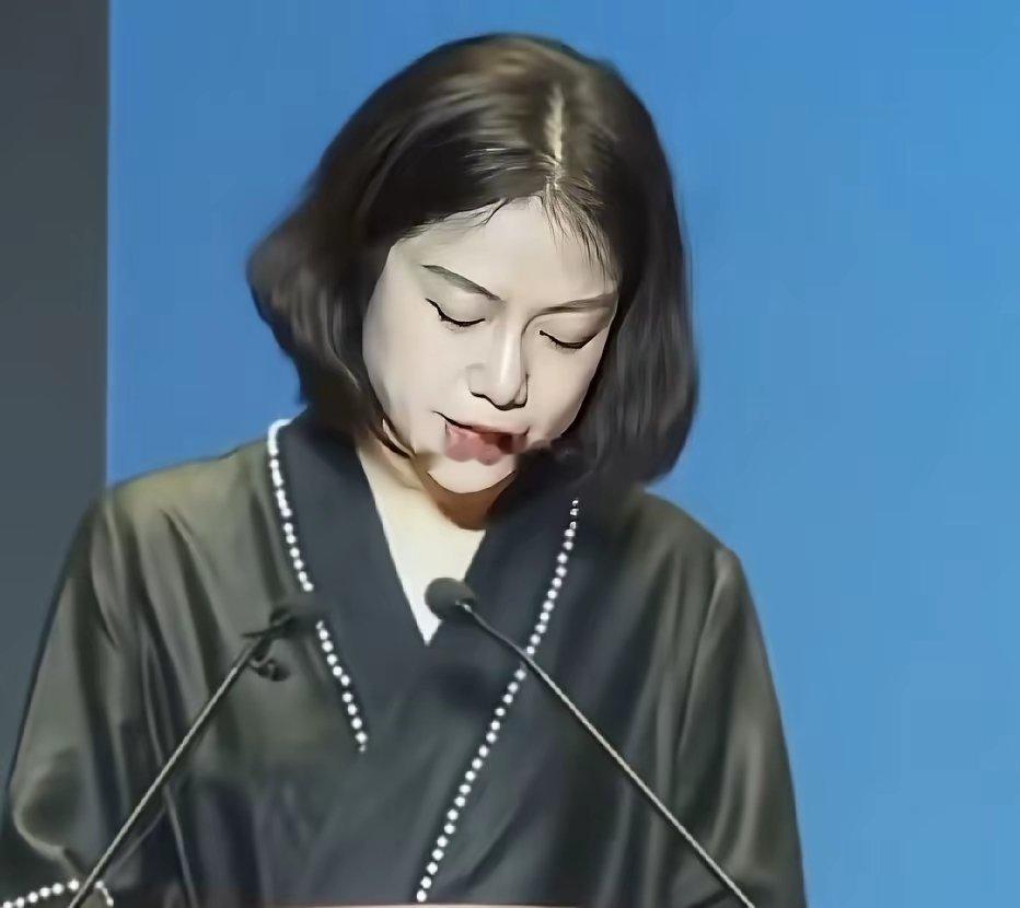 翁帆在清华大学杨振宁高等研究院揭牌仪式上发言时的一幕 ​​​