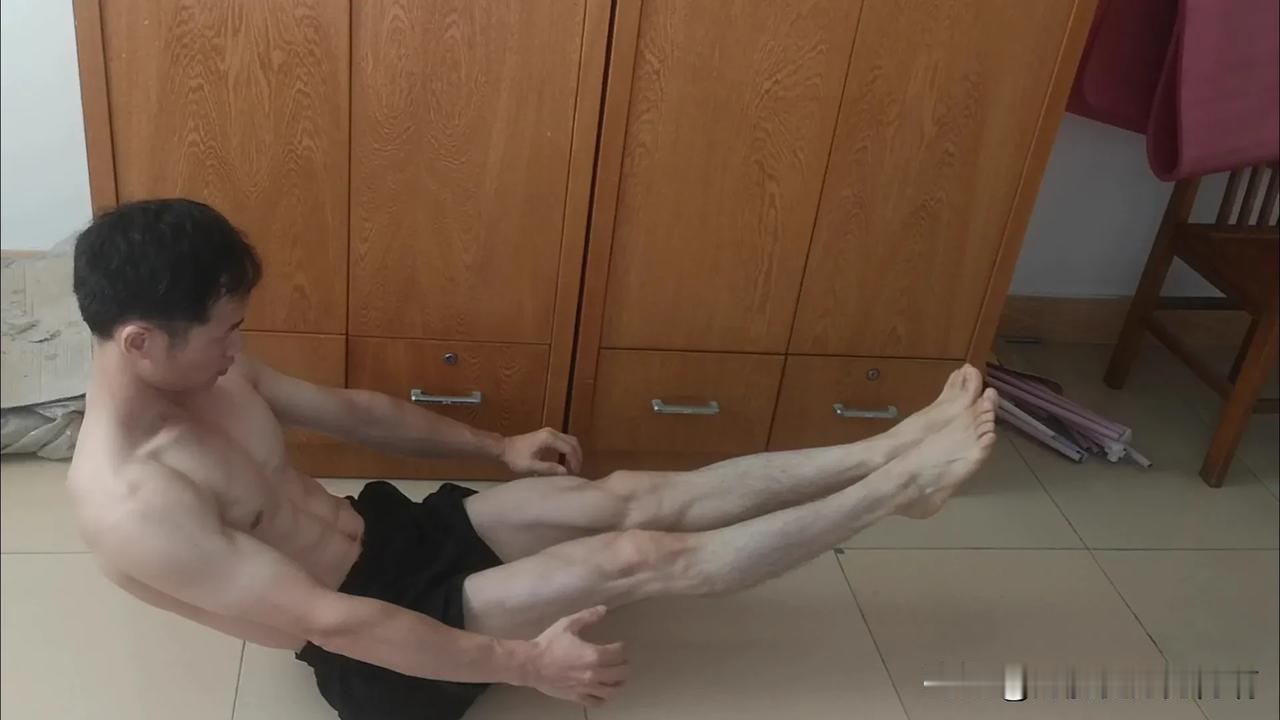 健身的时候你会瞎练吗？
就是想到什么动作就练什么动作，没有固定的动作，随心所欲的