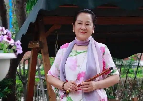 曹东红1955年出生，1974年参军，服役于成都军区13军通信营一连一排一班。1
