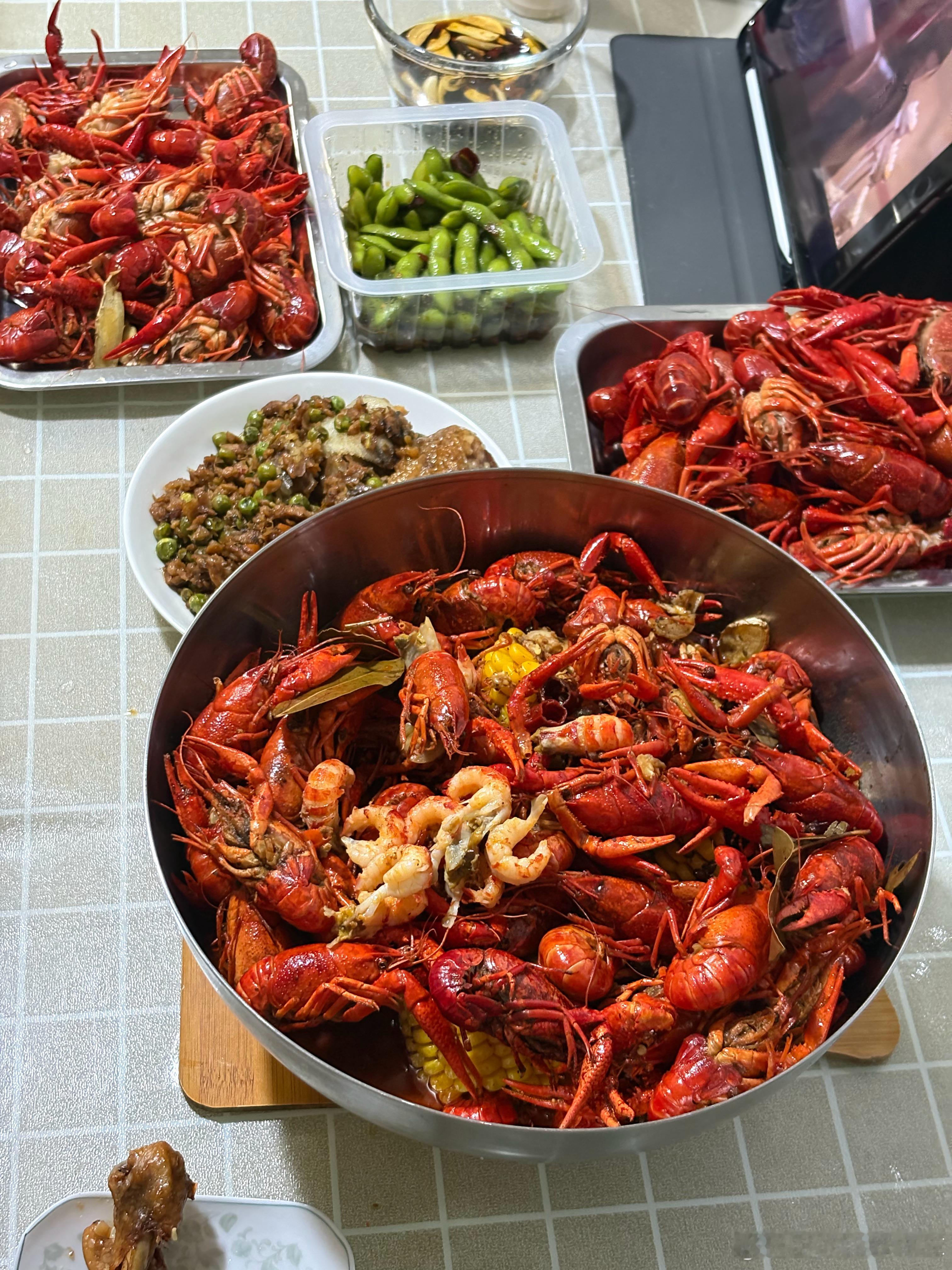 又是一年5.20咱也不出去凑热闹买六斤大青清水虾三斤卤三斤蒸做点别的小菜打开《甄