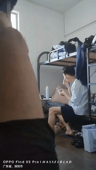 广东深圳一个男生宿舍里。
一个男孩竟然坐在床头边上正在梳妆打扮？
虽然男人化妆看