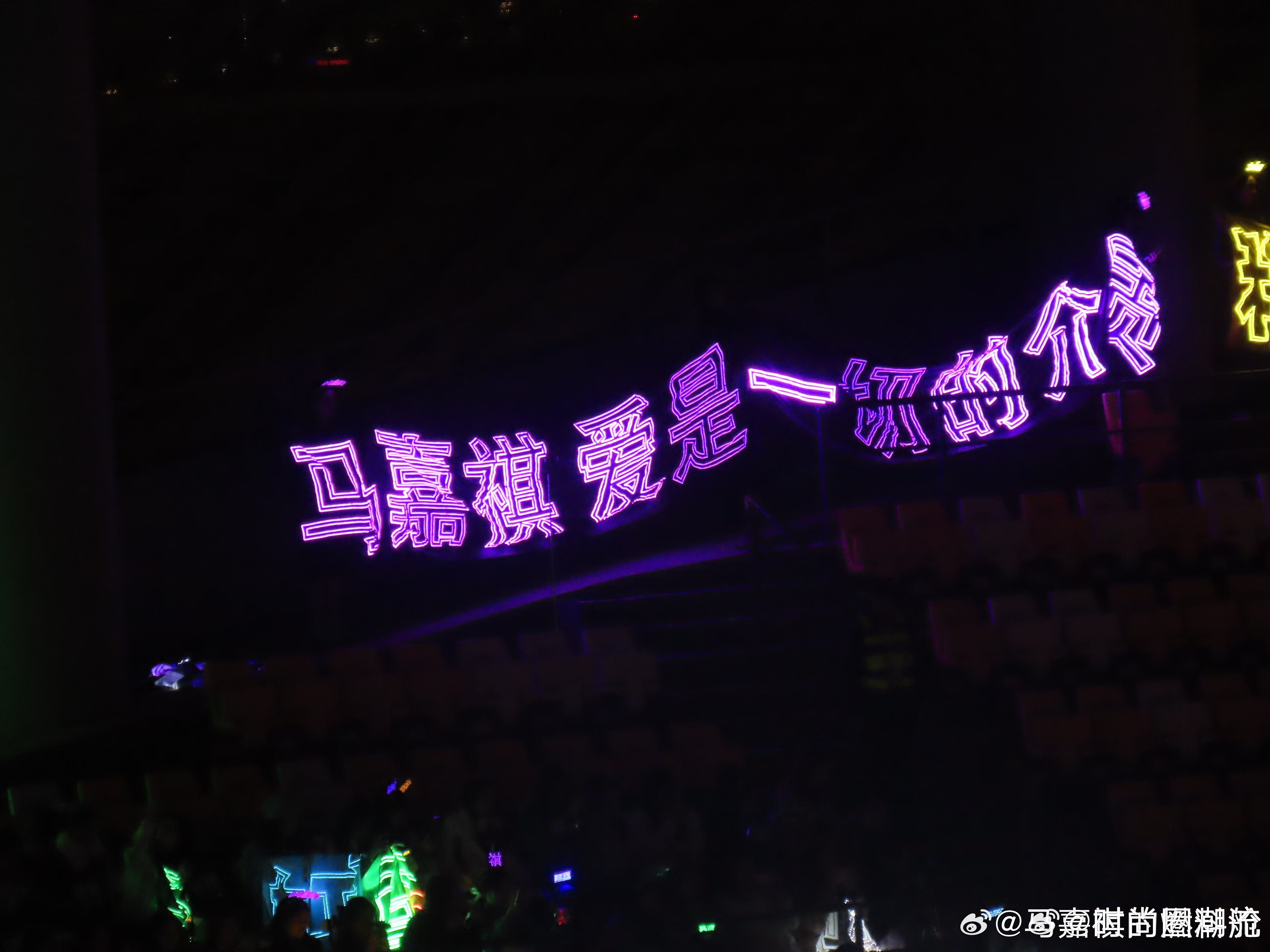 马嘉祺加冠礼演唱会 见证过马嘉祺无数精彩舞台，这次加冠礼演唱会，就等他用歌声和舞
