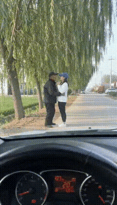 马路边大爷跟人举止亲密，司机随手按了声喇叭，直接把人给惊着了。
 
      