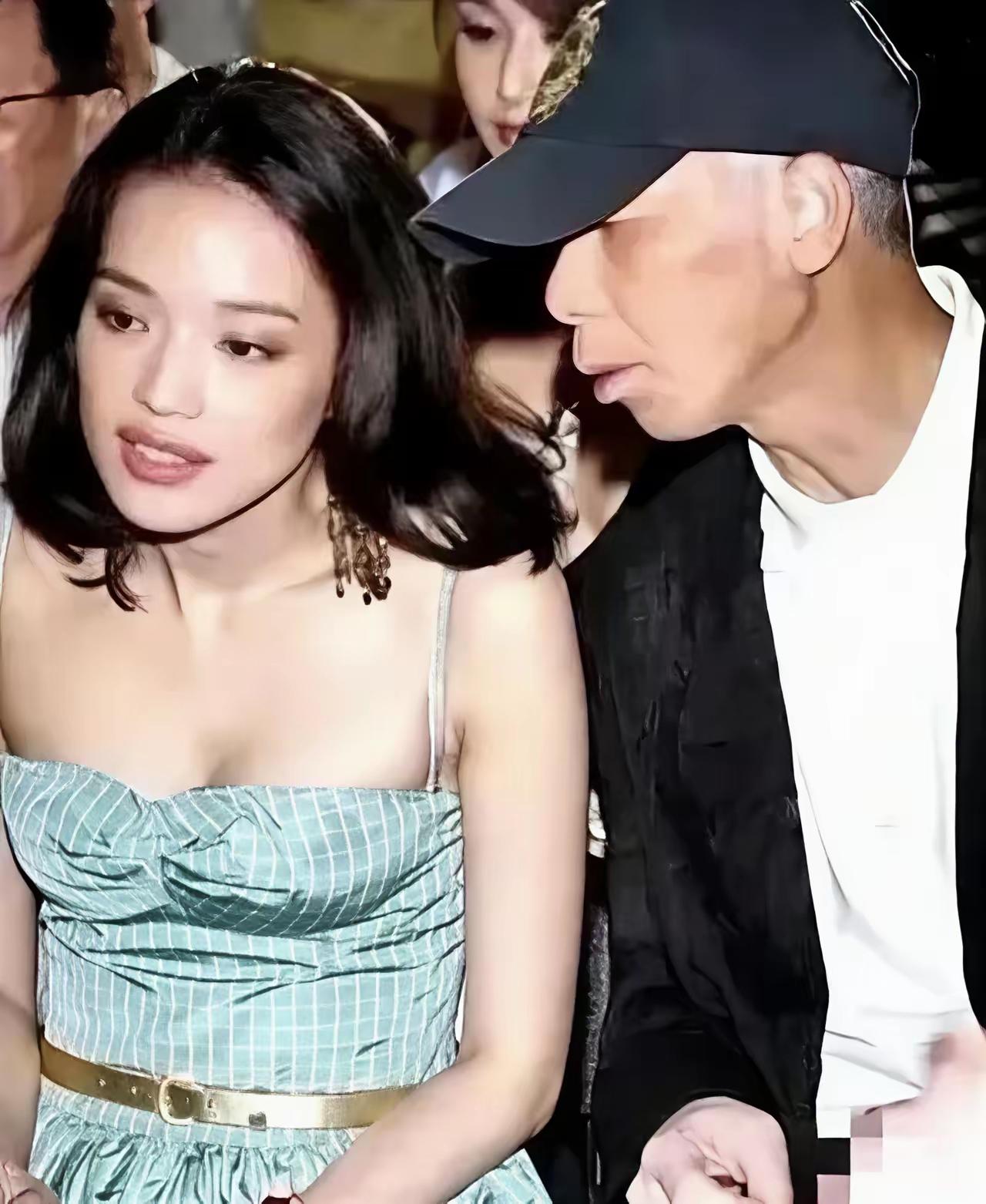 冯导就这么下意识地一看，被永远定格了，就像一个网友说的那样，放任何人坐在舒淇身旁