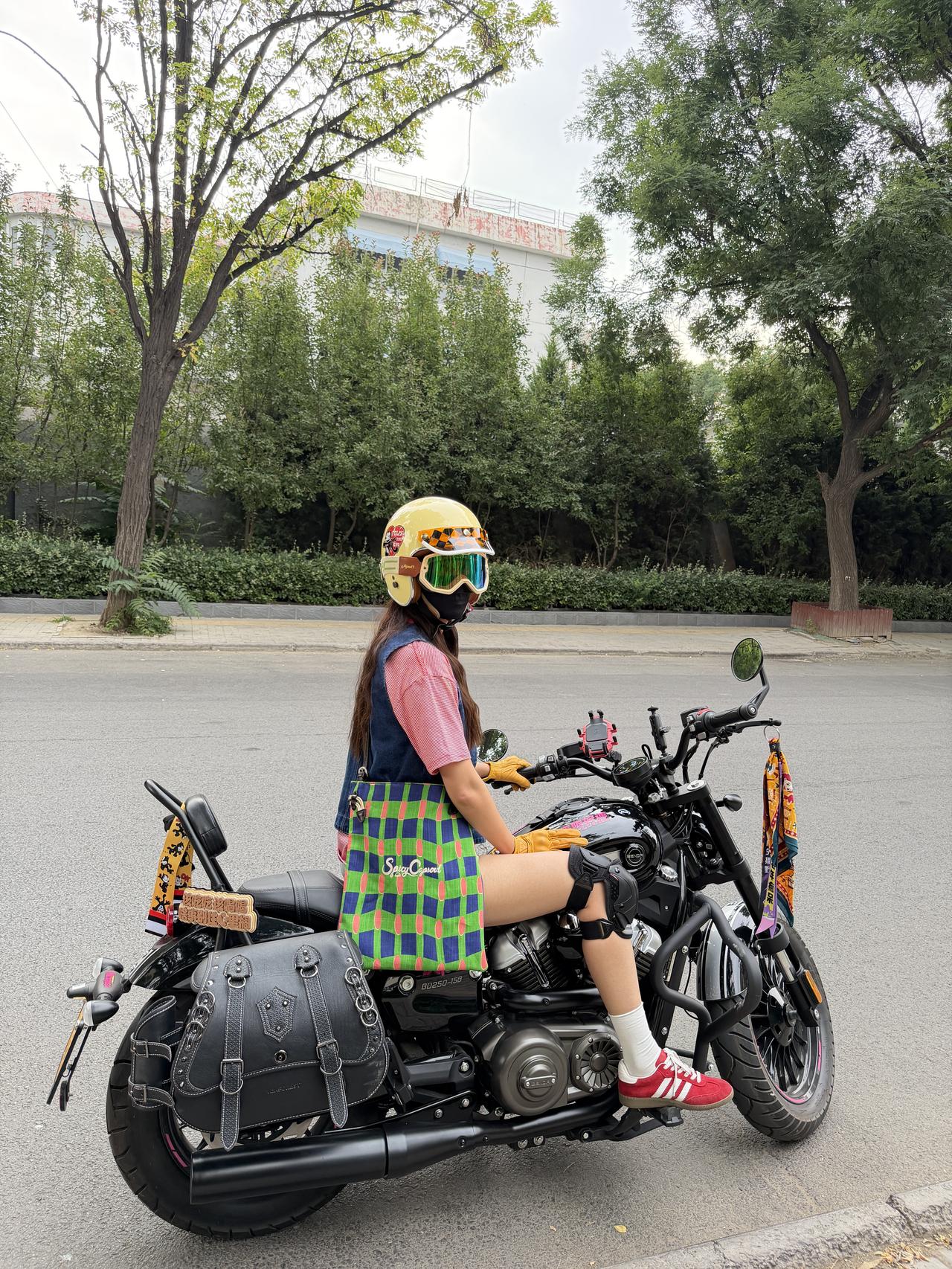 报告 今日份甜妹巡航骑手上线
厚重机车配上花花绿绿小配饰 中和硬汉感
骑车不用追