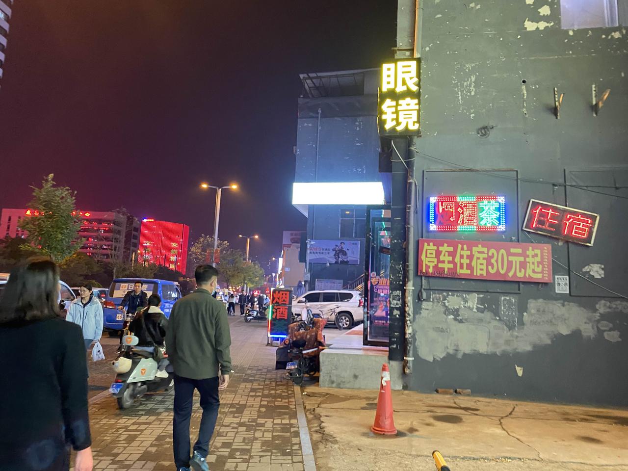 太原南城最繁华地段，停车住宿30元起，前方龙城大街，有大医院大超市，旁边最热闹的