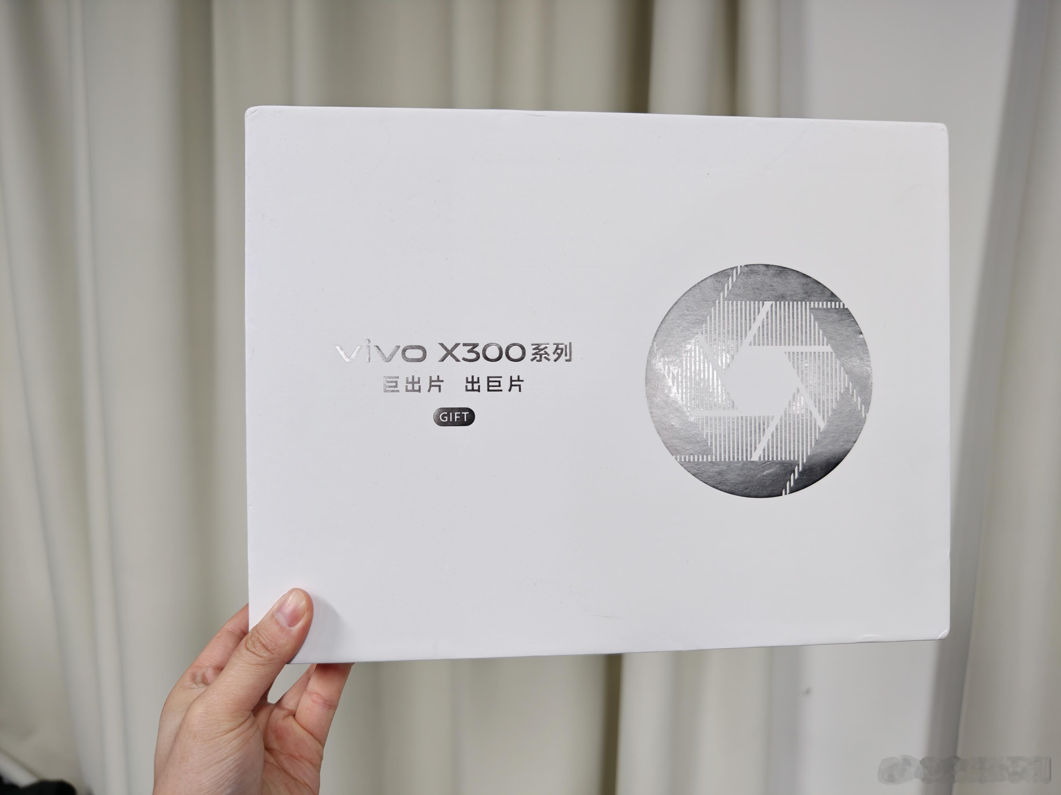 买手机送的礼盒，评论即可抽取~ 