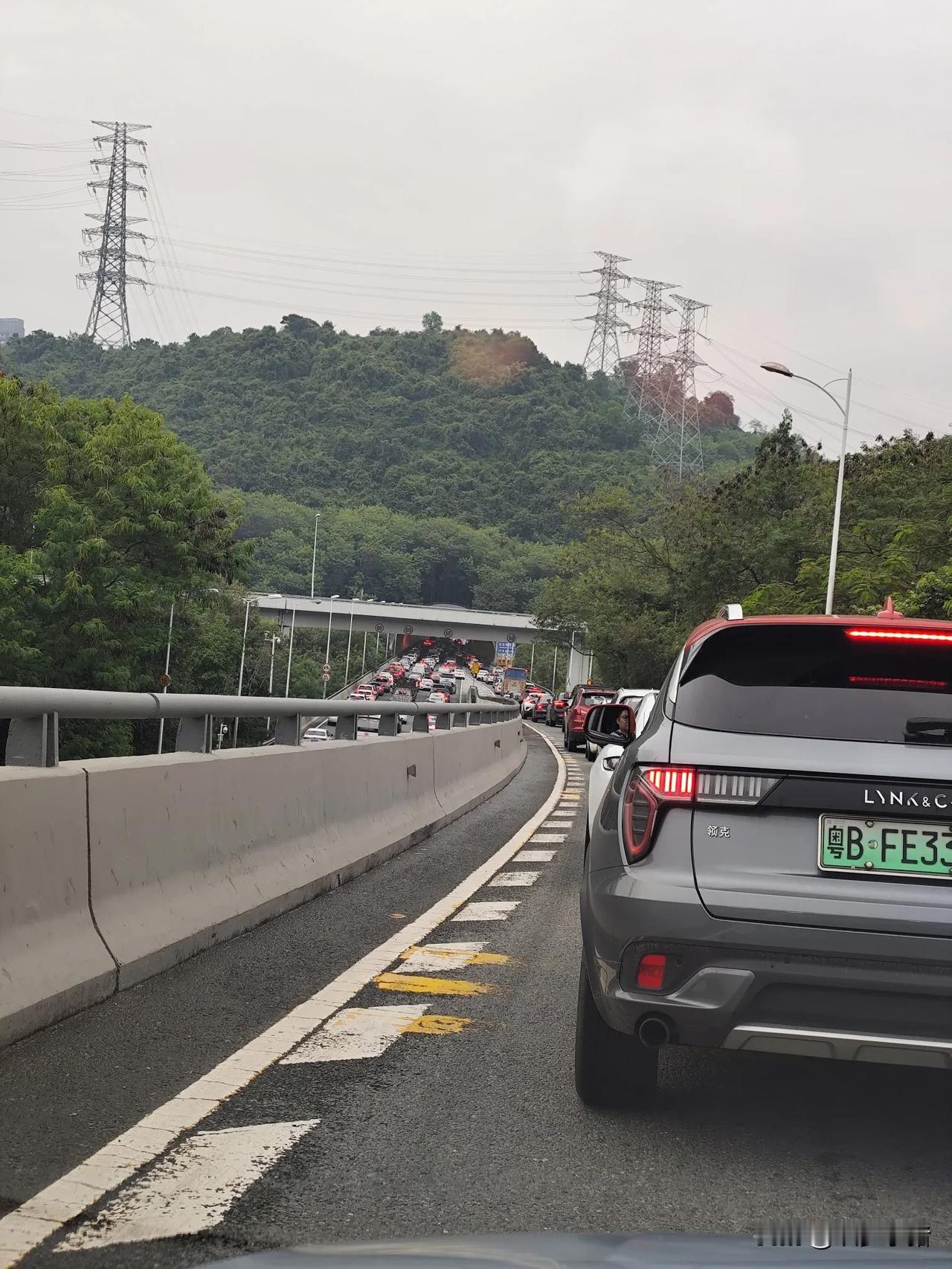 一方面受制于地形，在这里三条道路变成一条道。另一方面附近人流量大。
除了客观原因