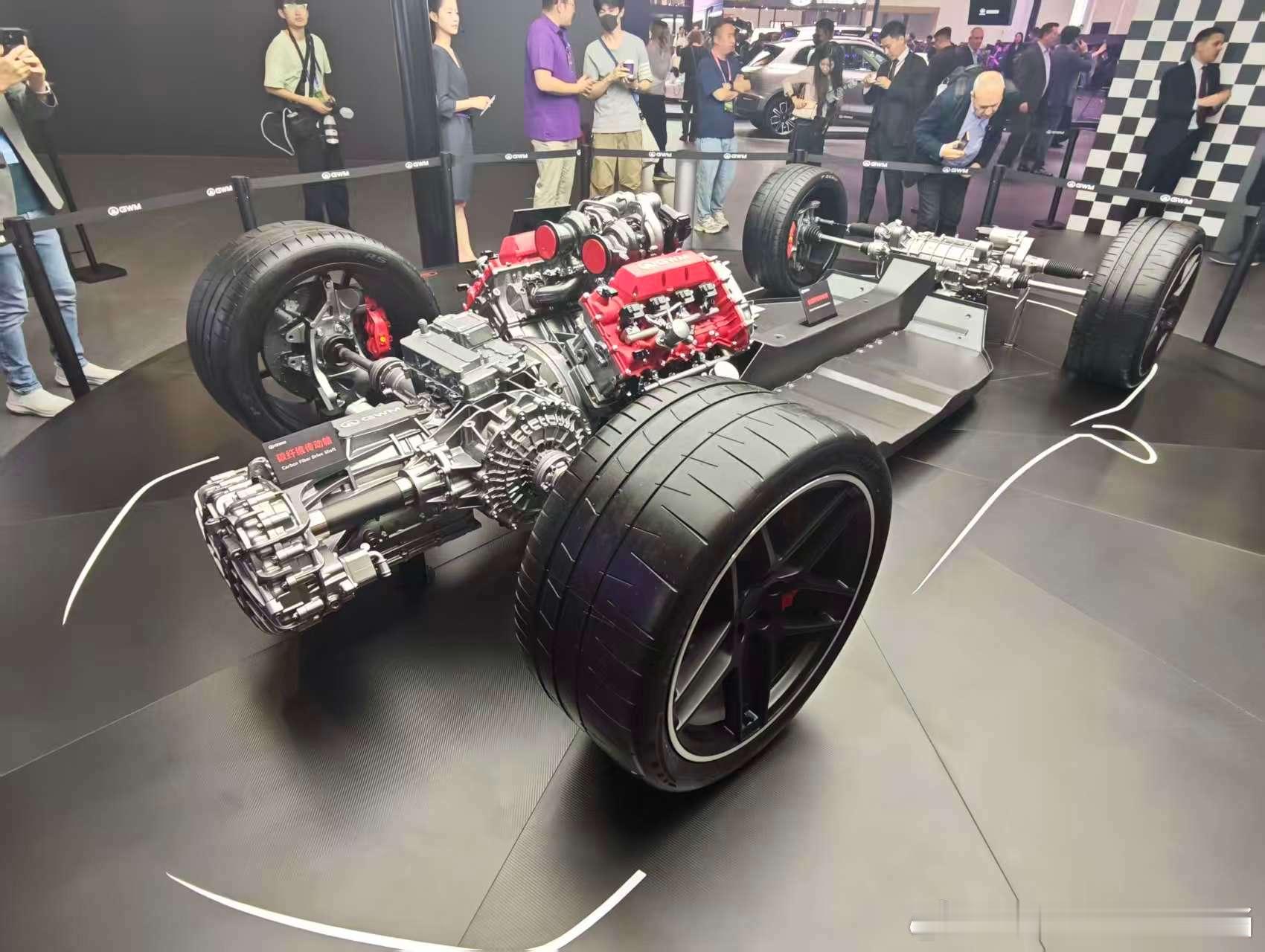 一张图证明你来过北京车展长城的V8混动超跑发动机展区墙上，有几张手绘图，一张渲染