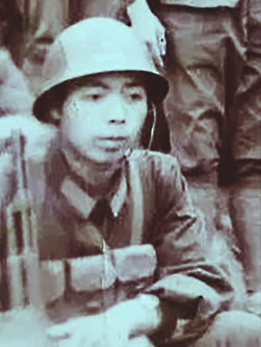 1984年4月，老山，尖刀班班长陈洪远带头冲锋，回头却发现战友不见了踪影，迷失方