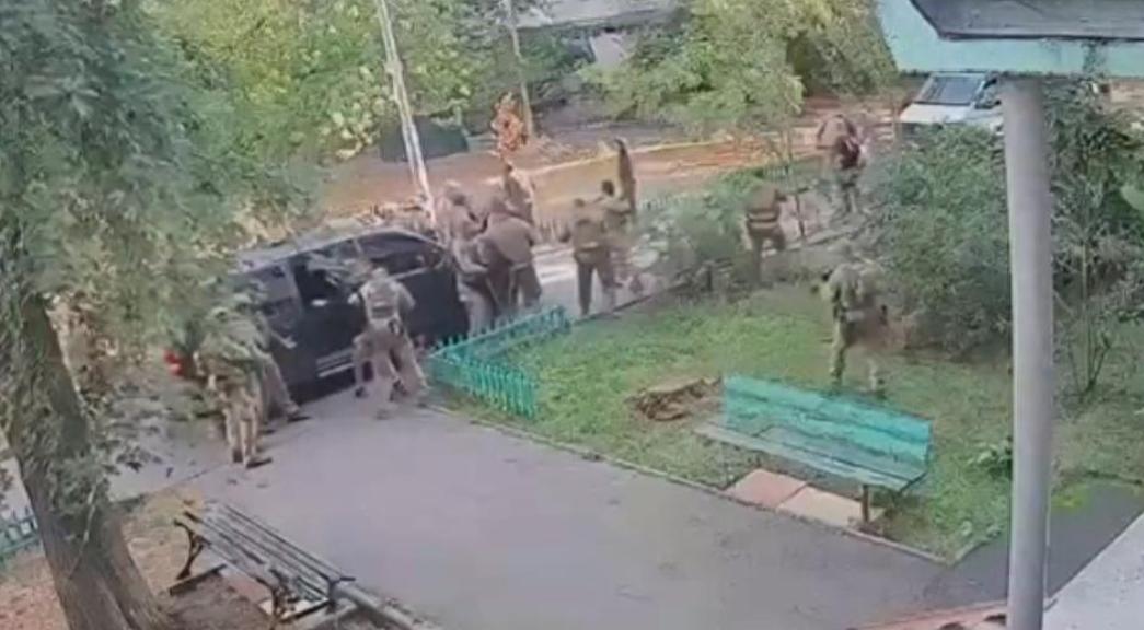 乌克兰两大保命的顶级强力部门，竟然在自家首都街头直接拔枪对打了！9月2日凌晨，基