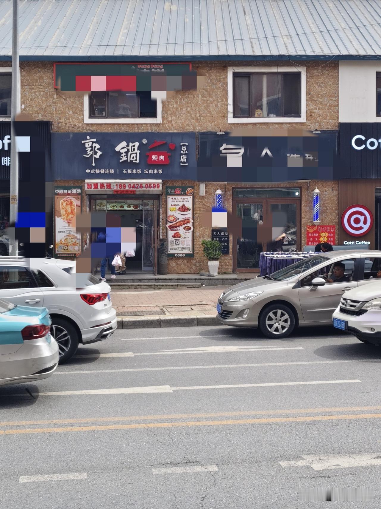 刷视频刷到这家店，没事说自己家的油饼一天三百张起步，天天都排队，我到不是附近居民