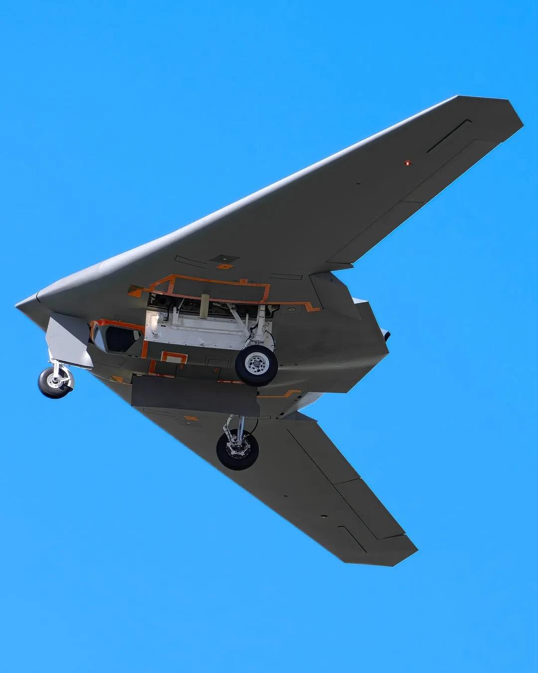 著名的“坎大哈野兽”，美国空军RQ-170“哨兵”隐身无人侦察机这两天被拍摄到试