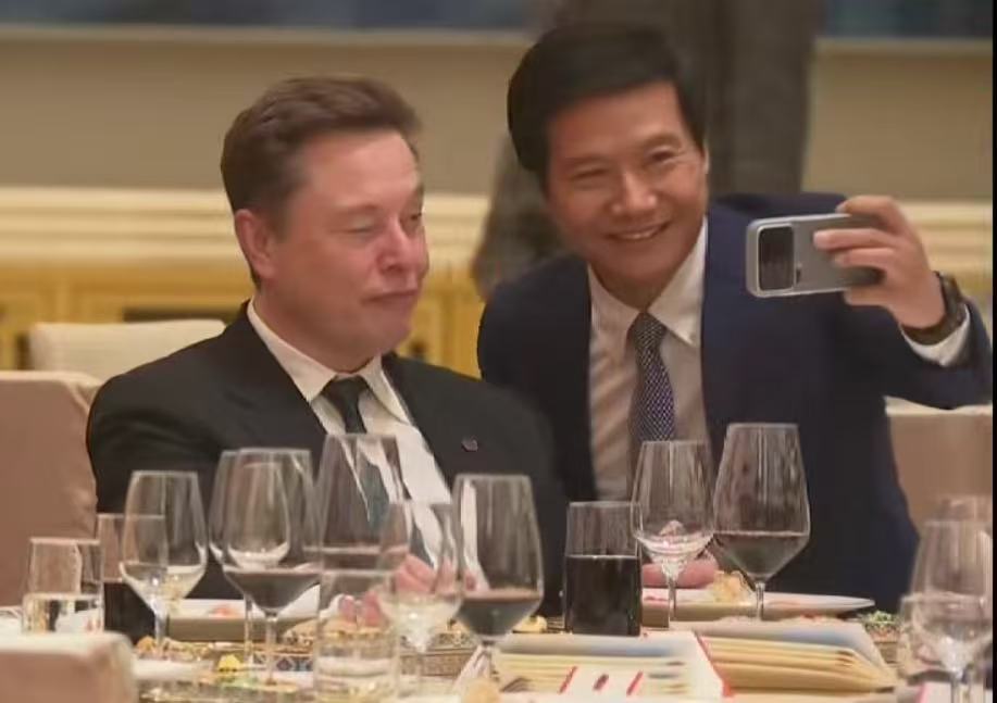 雷子：不好意思啊，米车国内销量把特斯拉干翻了，别生气，国外还没干翻嘛，来合个影～