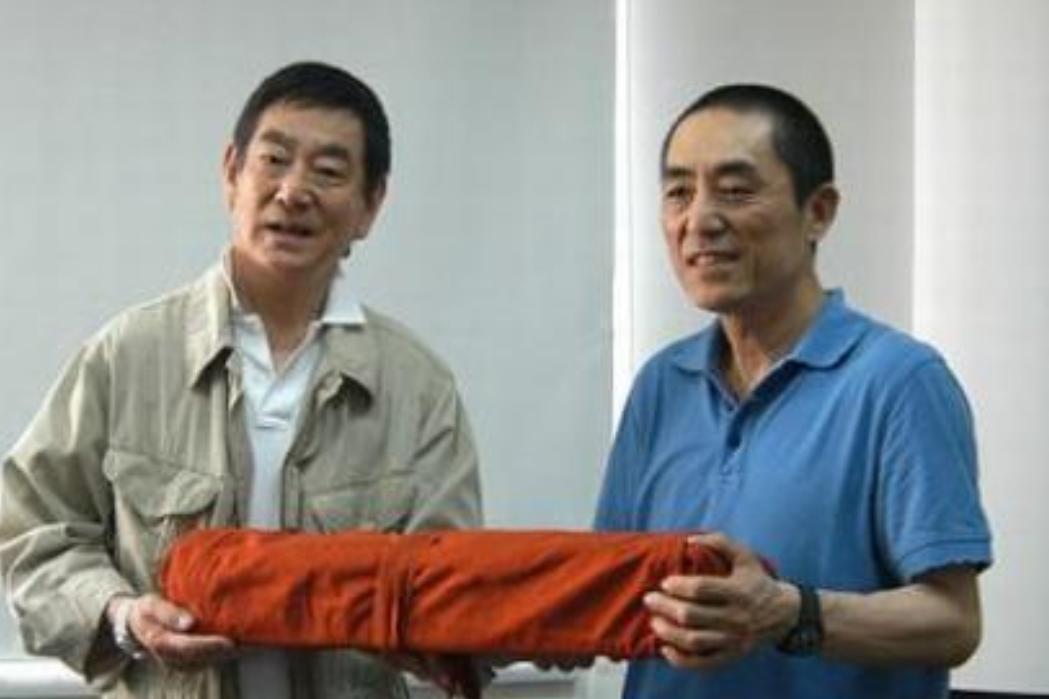 张艺谋说：“2008年，我正在筹办奥运会工作。高仓健送我一把日本刀，翻译告诉我：