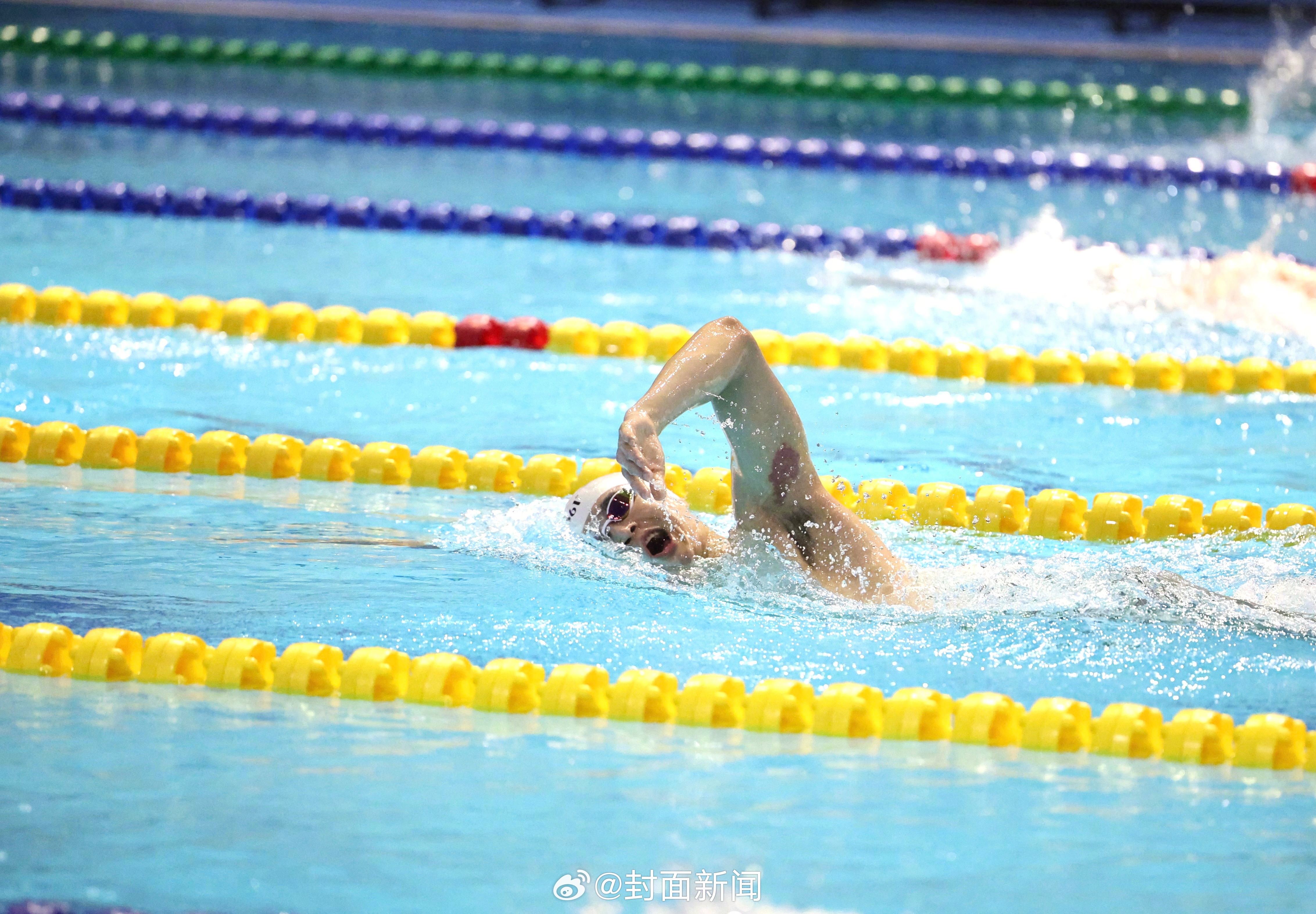 【复出后首秀！#孙杨顺利晋级决赛#】北京时间8月25日，2024年全国夏季游泳锦