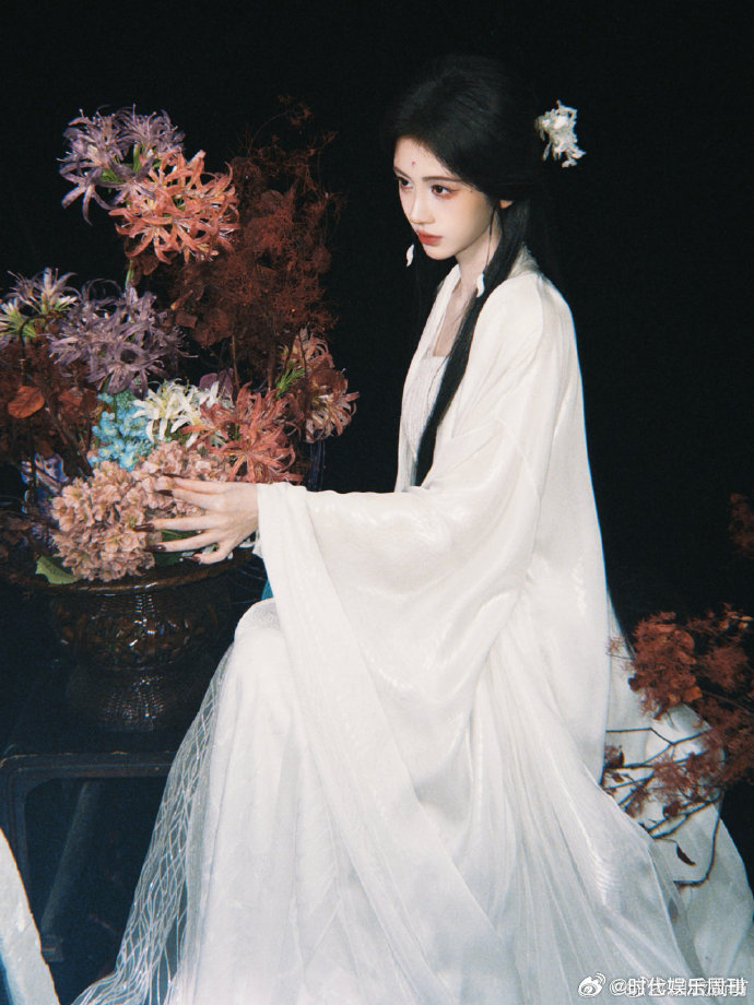 鞠婧祎雪中舞vlog鞠婧祎傀儡舞vlog鞠婧祎工作室声明白雪为幕，红衣为景，舞姿