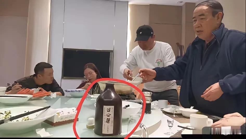 贾平凹号称是陕西大咖级别的大作家，想不到的是他居然卖起了“凹公酒”！
​原来贾平