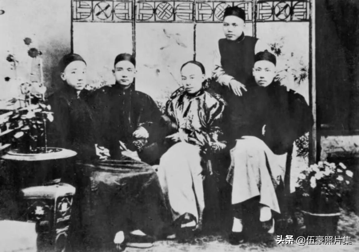 1890年向，孙中山先生与友人同学在香港华人西医书院的合影。前排左起：杨鹤龄、孙