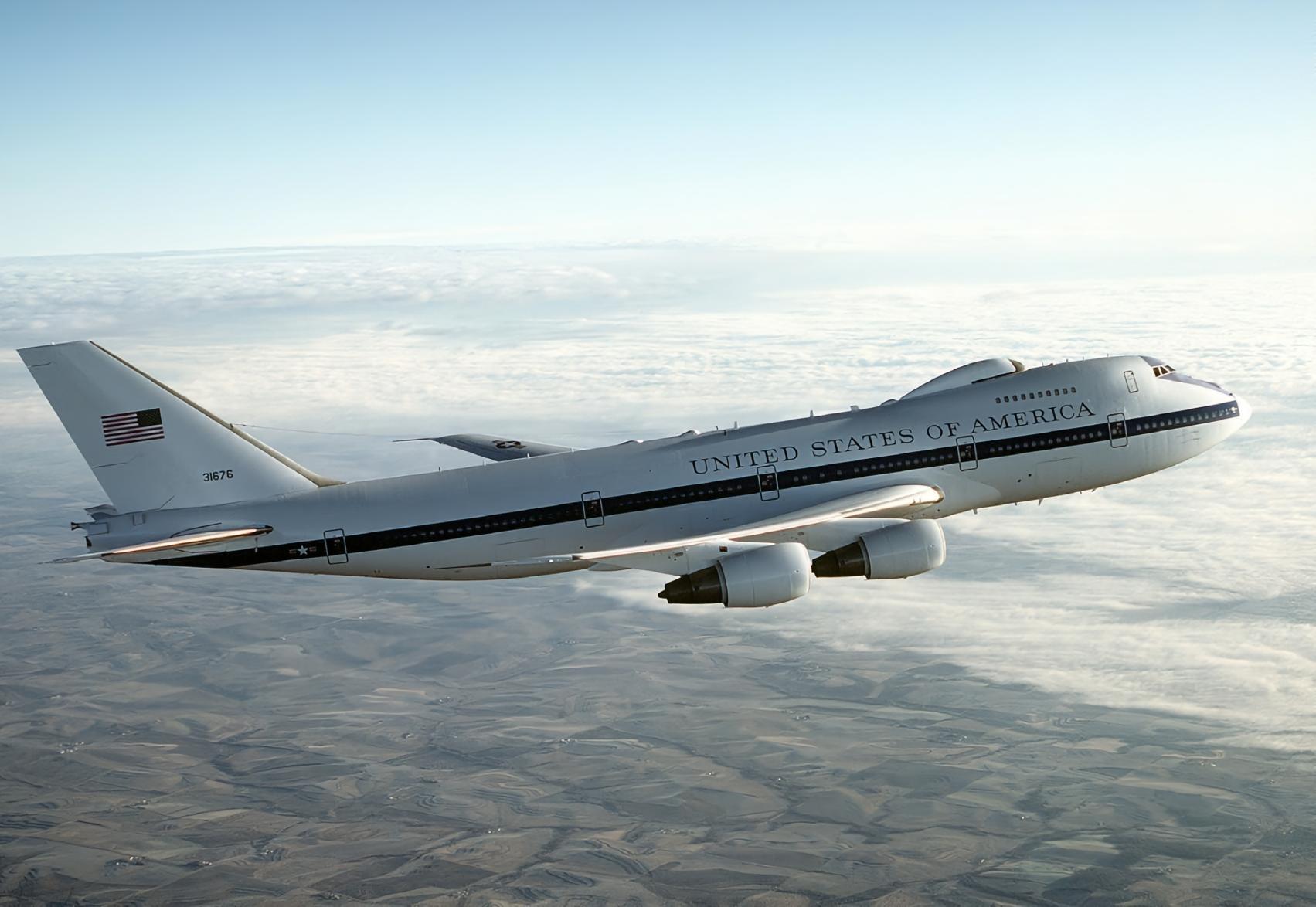 每天认识一件兵器 美国E-4“守夜者”空中指挥机机身长度：70.51米机身高度：