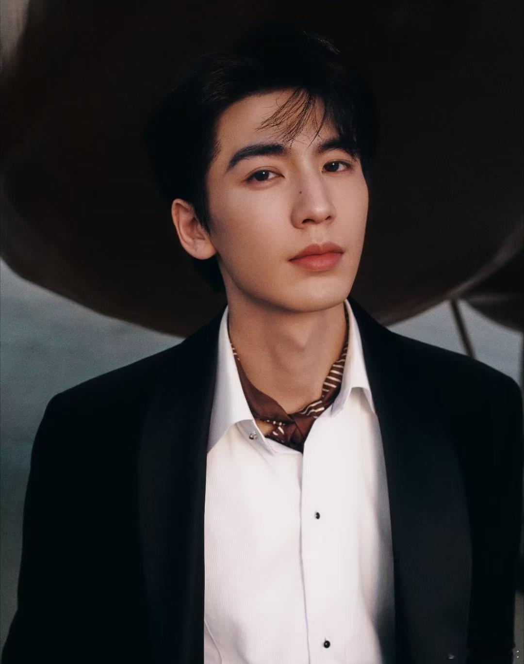 曝与张凌赫合照价格不得不说内娱男星升咖的速度实在惊人。张凌赫至今还没有拿得出手的
