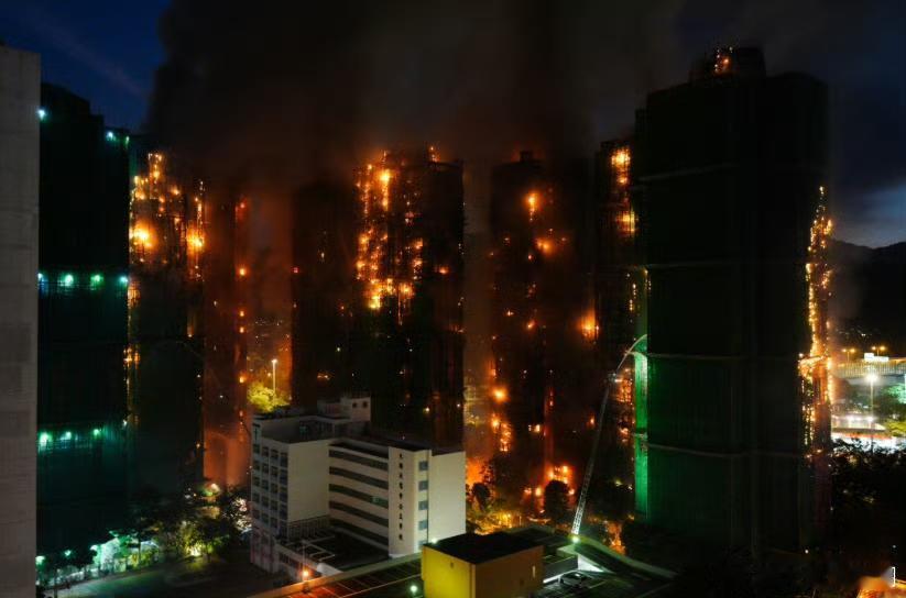 700多人挤在临时庇护所！香港宏福苑这场大火，烧没了家，却烧不散刻在骨子里的守望