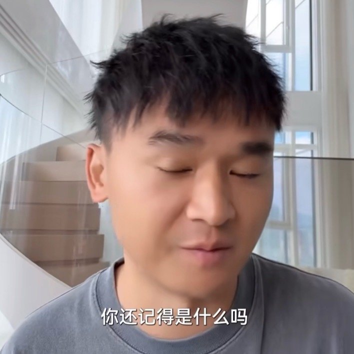 李杰灵一直用iPhone，谁要是能让李杰灵换机，才算真正打败苹果。[doge][