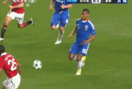 2010-11赛季，费迪南德这次动作仅仅被判罚犯规，无黄牌放到现在妥妥直接红牌，