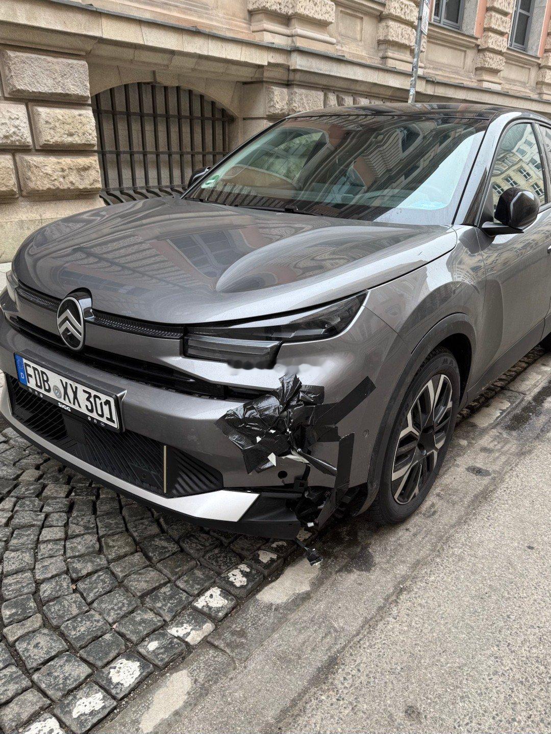 保险杠撞掉了，先拿胶带贴上雪铁龙的新Logo设计有点掉线呀，一股上汽大通的味道 