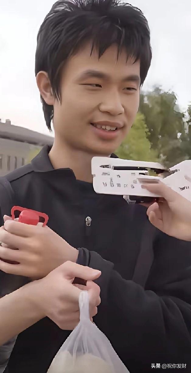 韦东奕没姑娘喜欢，因为他根本眼里没这事，朴素的穿着，专注的眼神，淡然的语气，和不