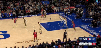 NBA赛场镜头：盖帽也是一种身体素质和球商的体现，不知道你们赞同不？
  在篮球
