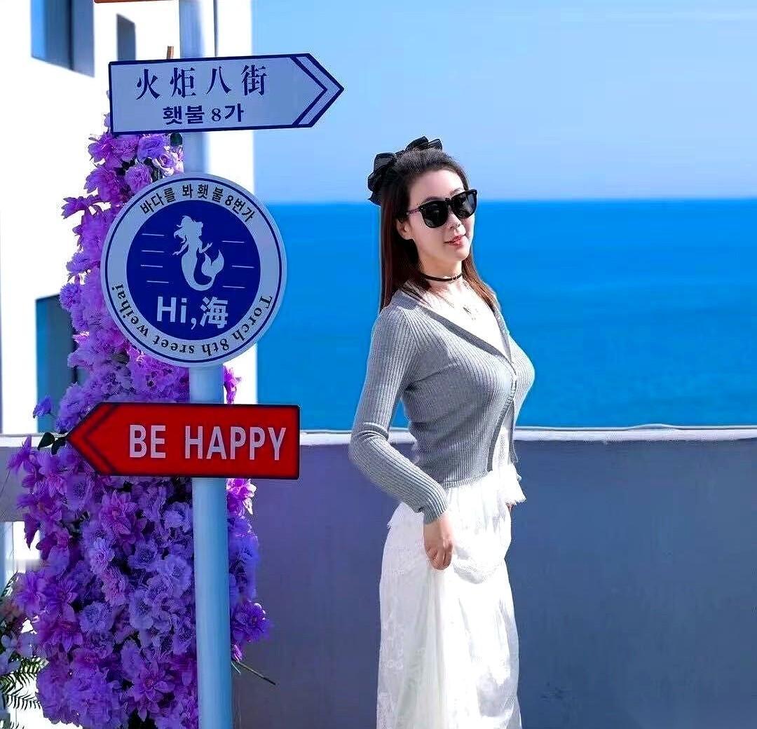 房子有了，编制稳了，天津户口也落了。
可我怎么觉得，这屋子越来越空了呢？
白天是