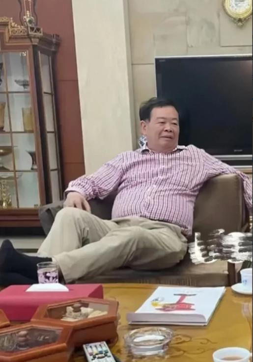 一次，张国立拍戏之余，来到曹德旺家做客，6000多平的豪宅，16个佣人，最让张国