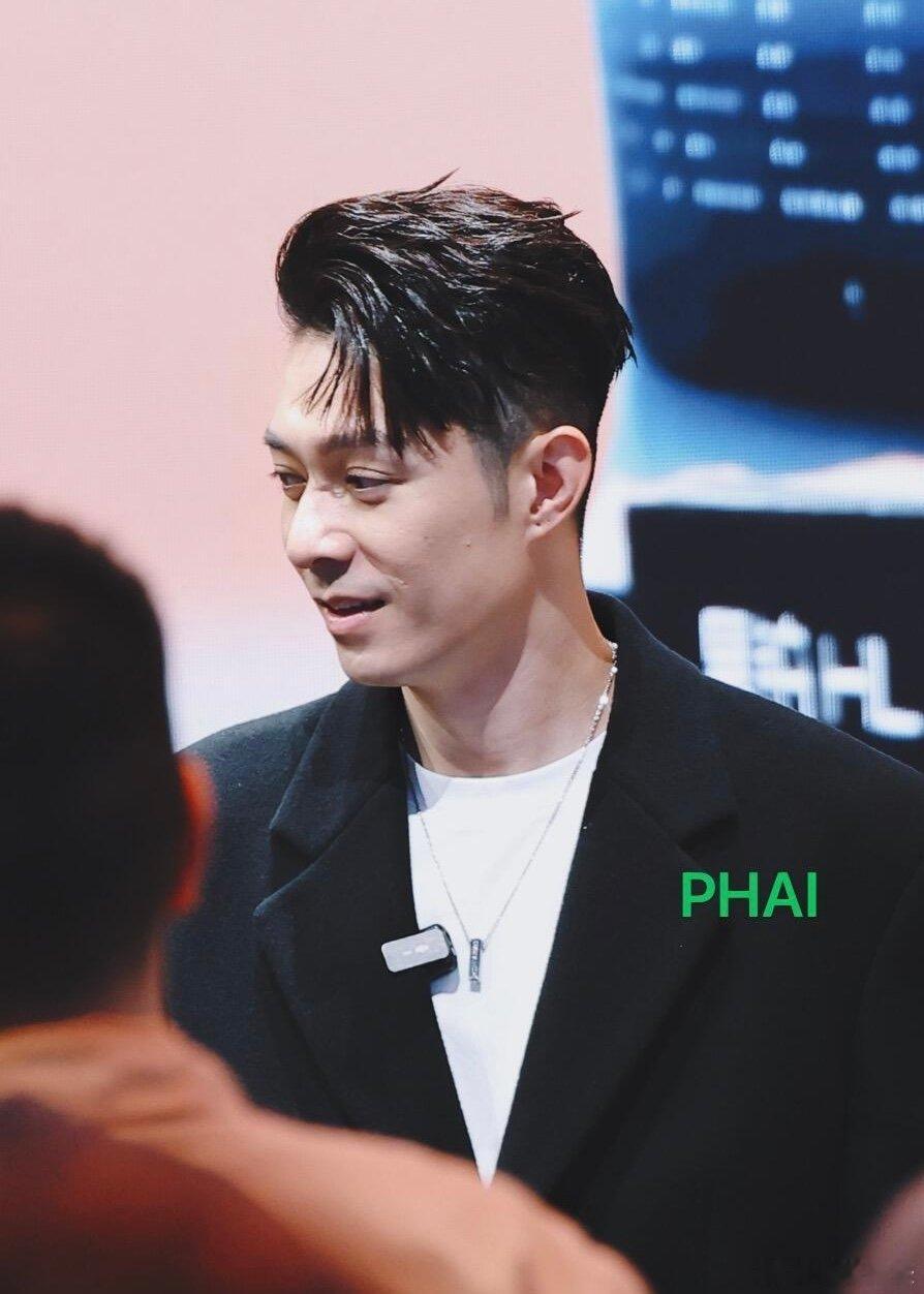 当《我的宣言》在车展响起，周柏豪拿着金手镯走向新人……这画面简直是偶像剧照进现实