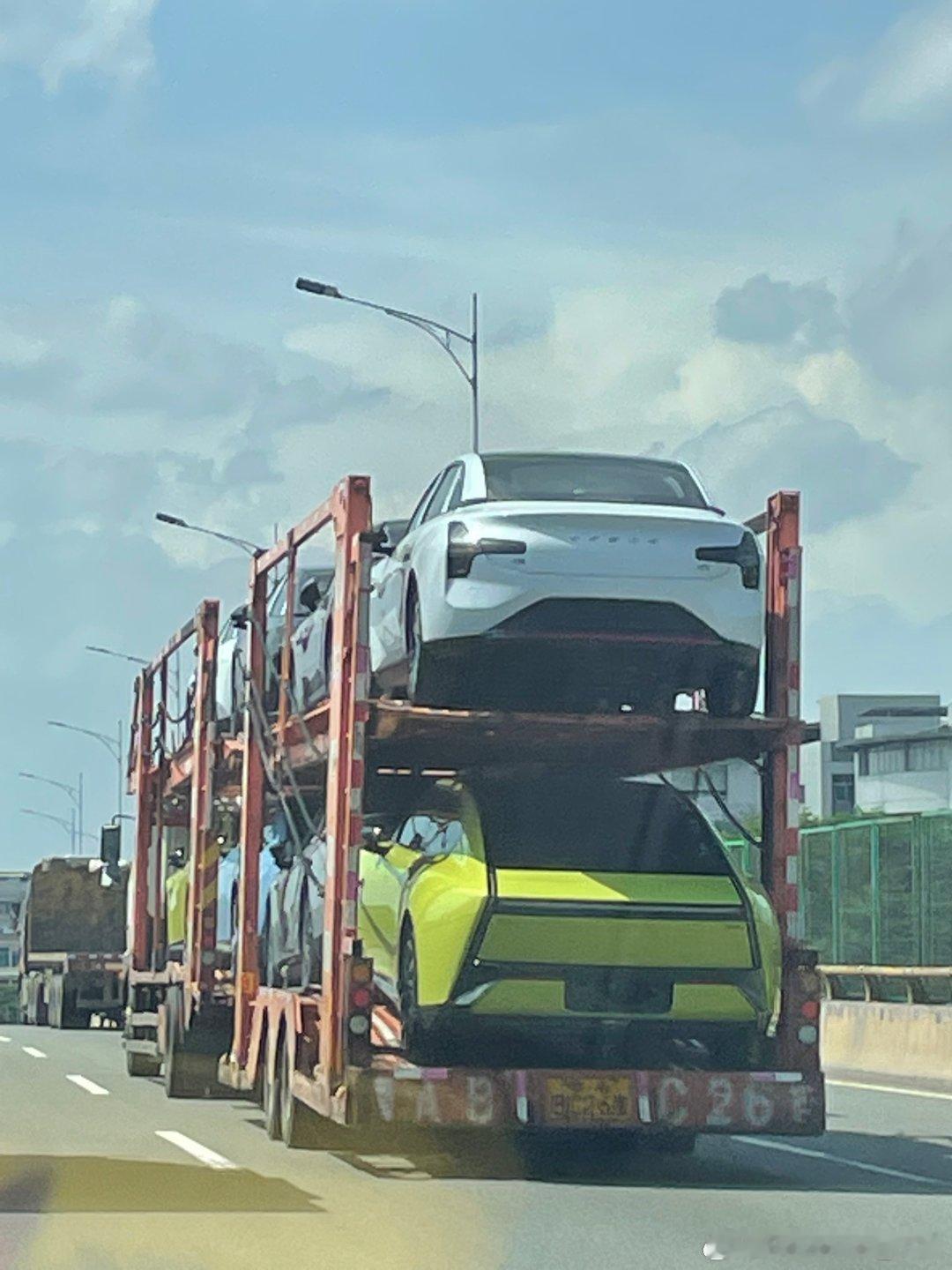 第二次见小鹏P7实车，尾部看起来总觉得很胖，像是趴在地上。 ​​​